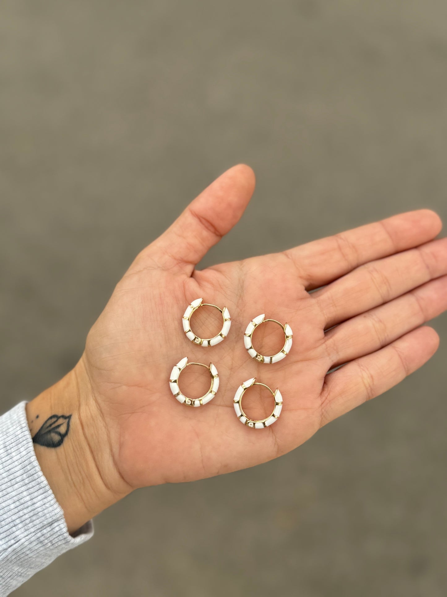 Aros esmaltados blancos