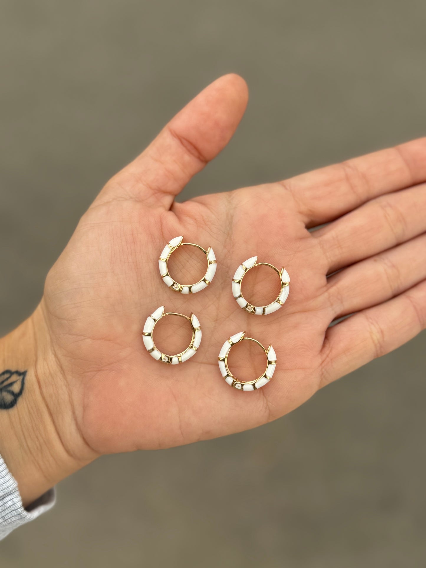 Aros esmaltados blancos