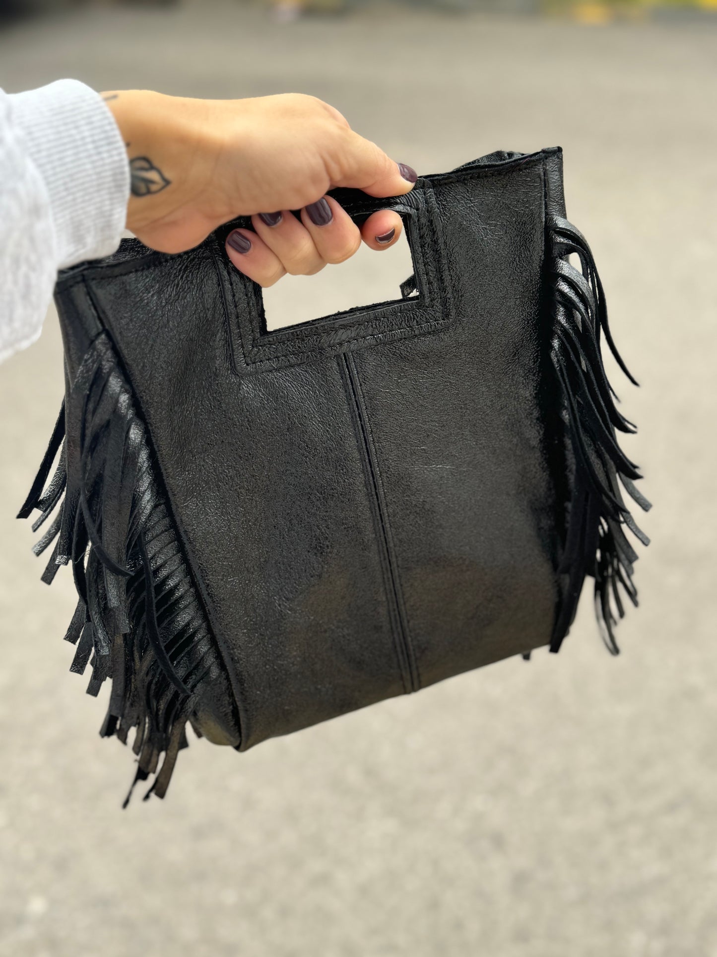 Bolso piel flecos laterales - color negro brillo